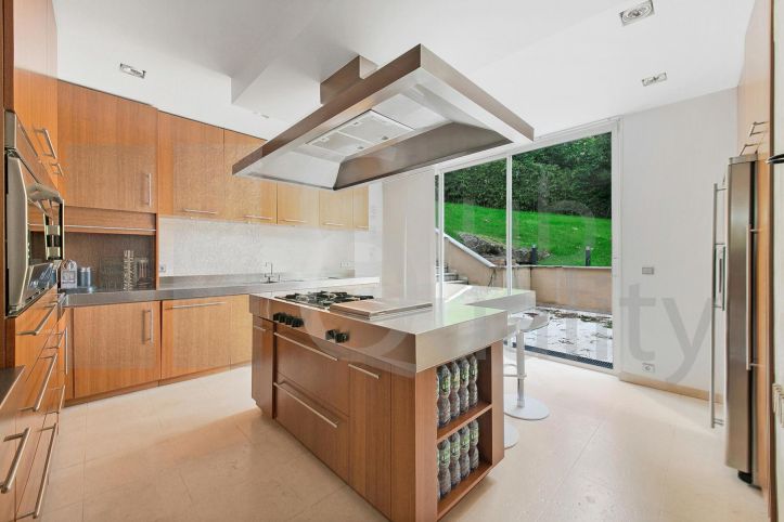 house 9 Rooms for sale on Rueil Malmaison (92500) Sale House Rueil-Malmaison 9 Rooms 444 m²