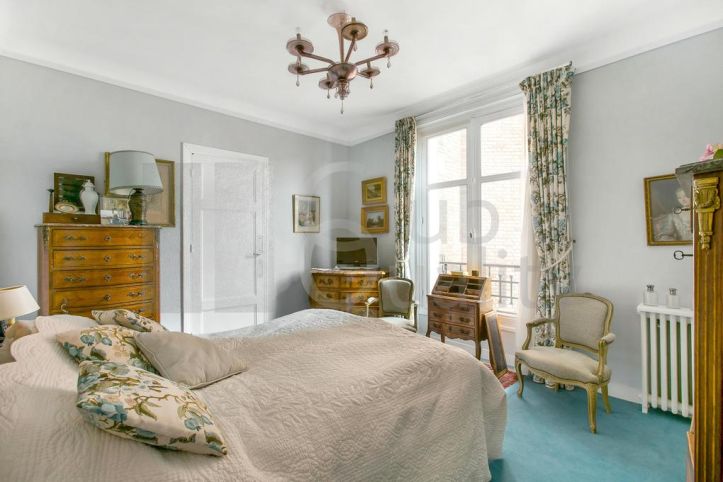 apartment 5 Rooms for sale on Neuilly-sur-Seine (92200) Sale Apartment Neuilly-sur-Seine 5 Rooms 145 m²
