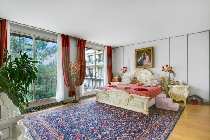 apartment 5 Rooms for sale on Neuilly-sur-Seine (92200) Sale Apartment Neuilly-sur-Seine 5 Rooms 155 m²