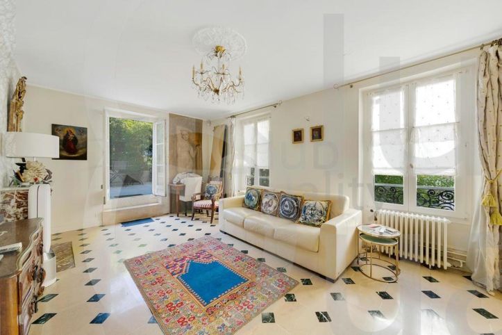 apartment 7 Rooms for sale on Neuilly-sur-Seine (92200) Sale Apartment Neuilly-sur-Seine 7 Rooms 135 m²