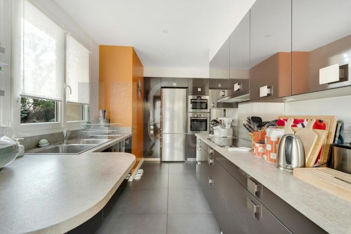 apartment 6 Rooms for sale on Neuilly-sur-Seine (92200) Sale Apartment Neuilly-sur-Seine 6 Rooms 123 m²