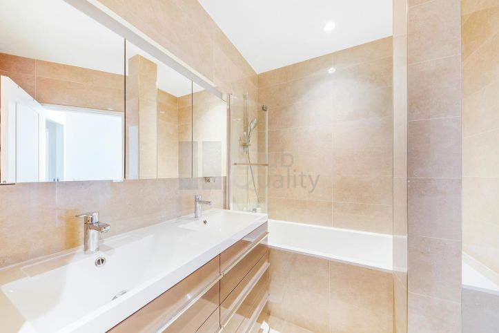 apartment 5 Rooms for sale on Neuilly-sur-Seine (92200) Sale Apartment Neuilly-sur-Seine 5 Rooms 130 m²