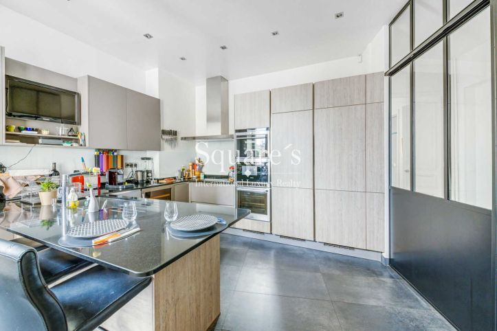 apartment 6 Rooms for sale on Neuilly-sur-Seine (92200) Sale Apartment Neuilly-sur-Seine 6 Rooms 186 m²