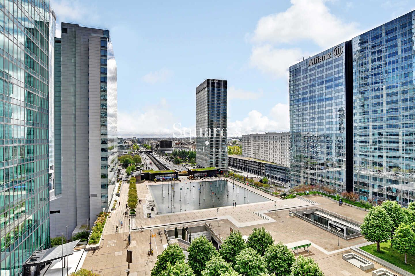 apartment 5 Rooms for sale on Courbevoie (92400)
