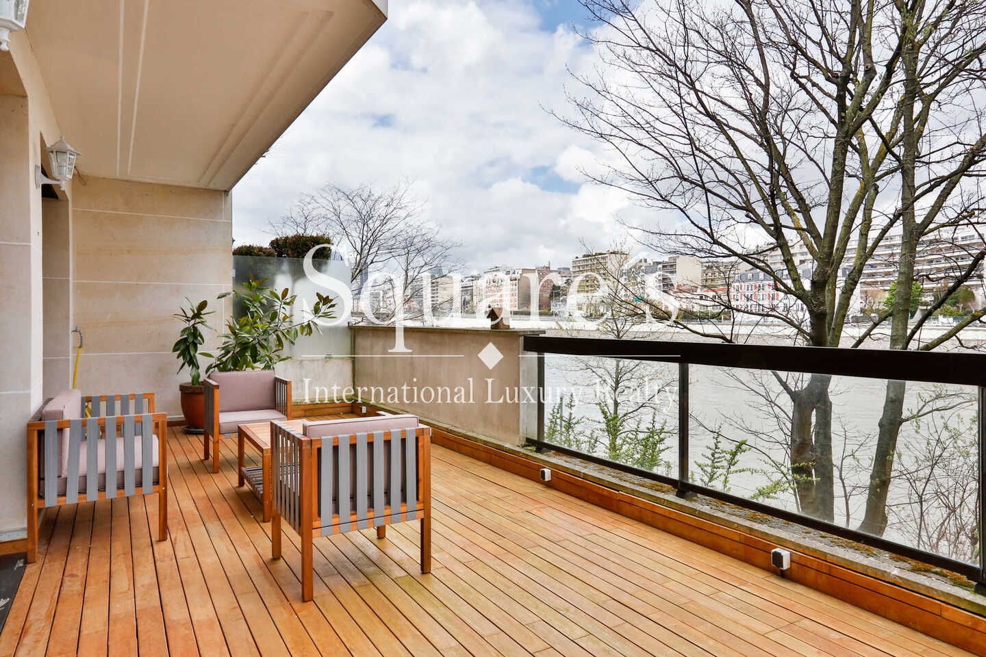 apartment 6 Rooms for sale on Neuilly-sur-Seine (92200) Sale Apartment Neuilly-sur-Seine 6 Rooms 168 m²