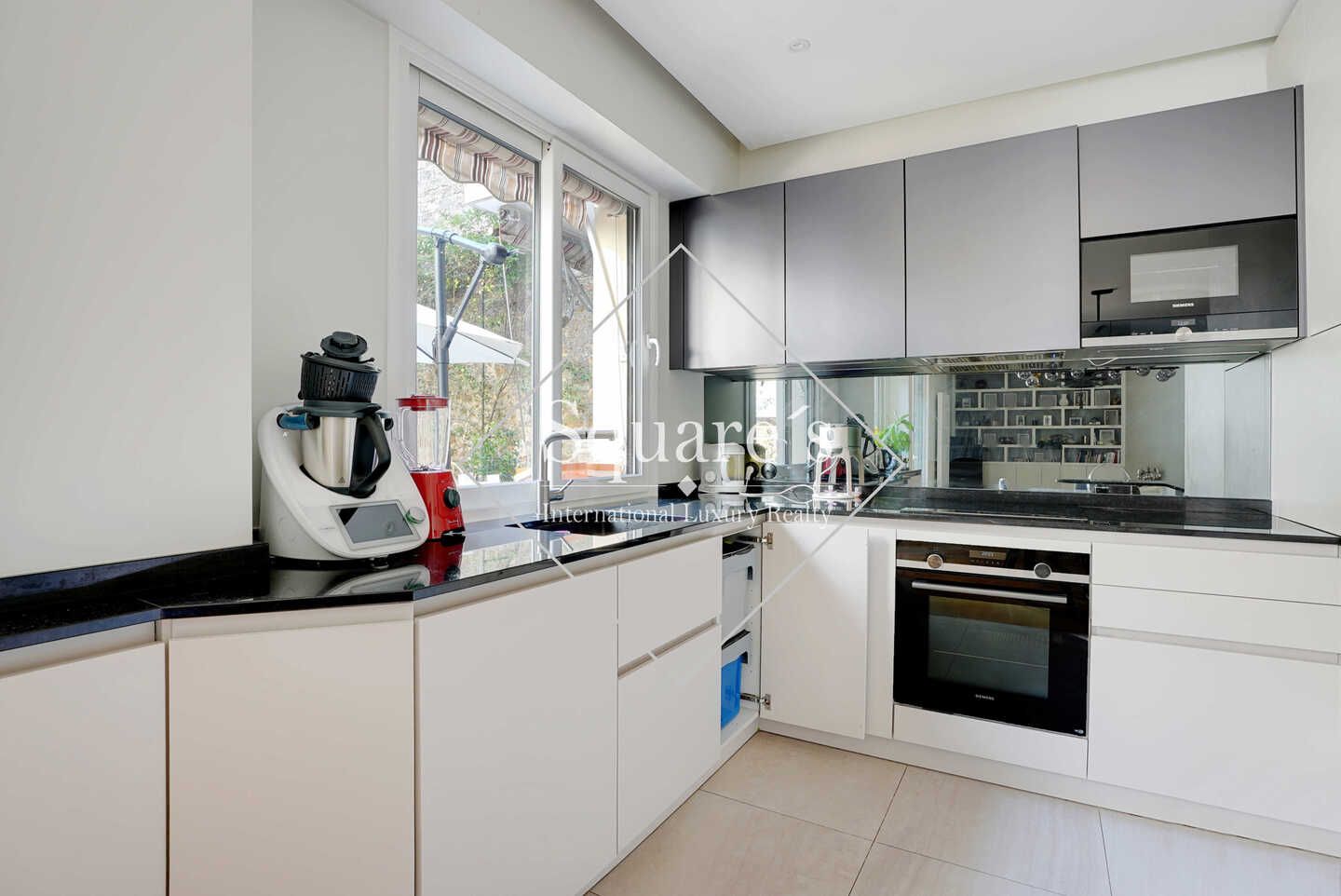 Sale Apartment Neuilly-sur-Seine 4 Rooms 120 m²