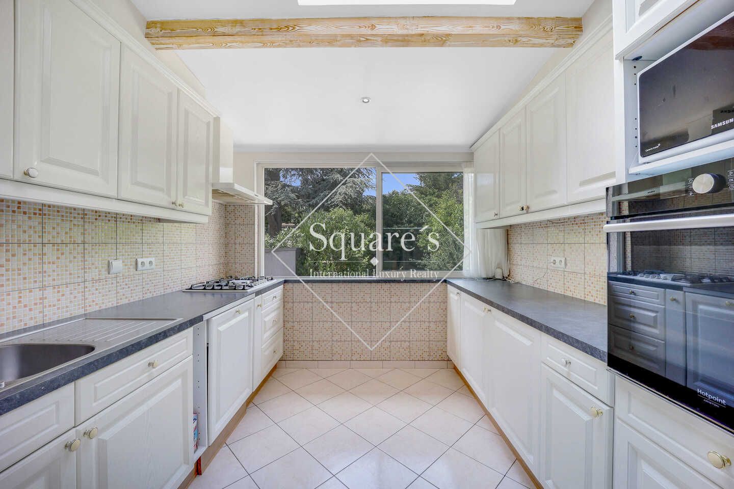 house 7 Rooms for sale on Garches (92380)