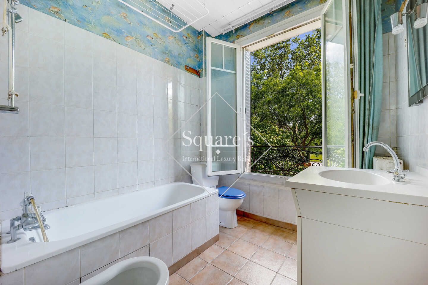 house 7 Rooms for sale on Garches (92380)