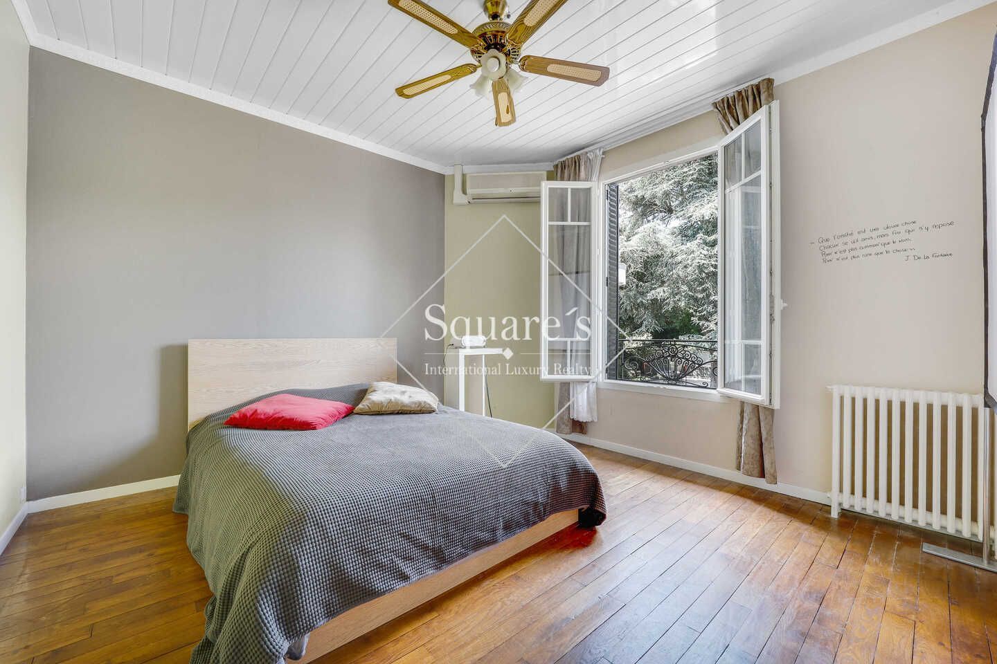 house 7 Rooms for sale on Garches (92380)