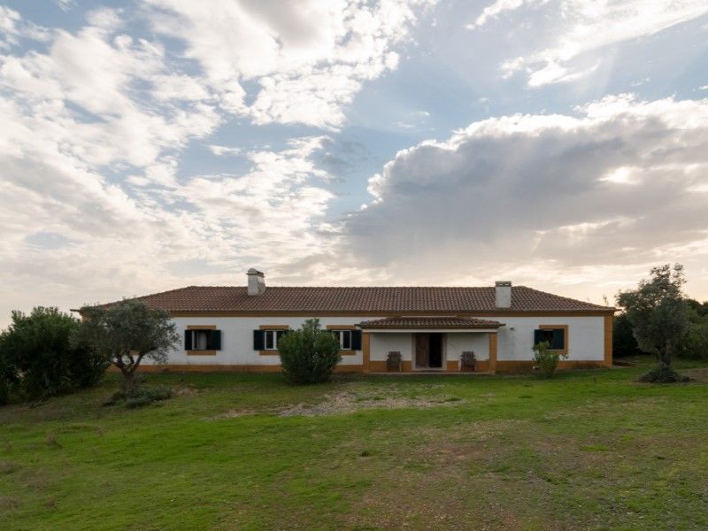 farmhouse 13 Rooms for sale on Viana do Alentejo (7090)