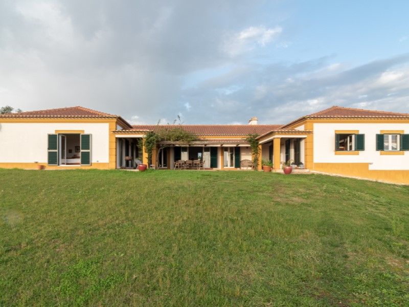 farmhouse 13 Rooms for sale on Viana do Alentejo (7090)