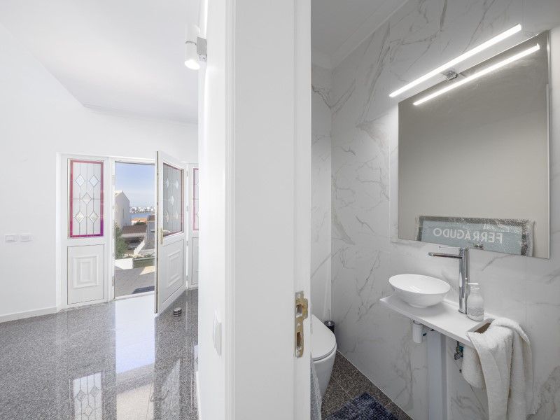 house 10 Rooms for sale on Lagoa (8400)