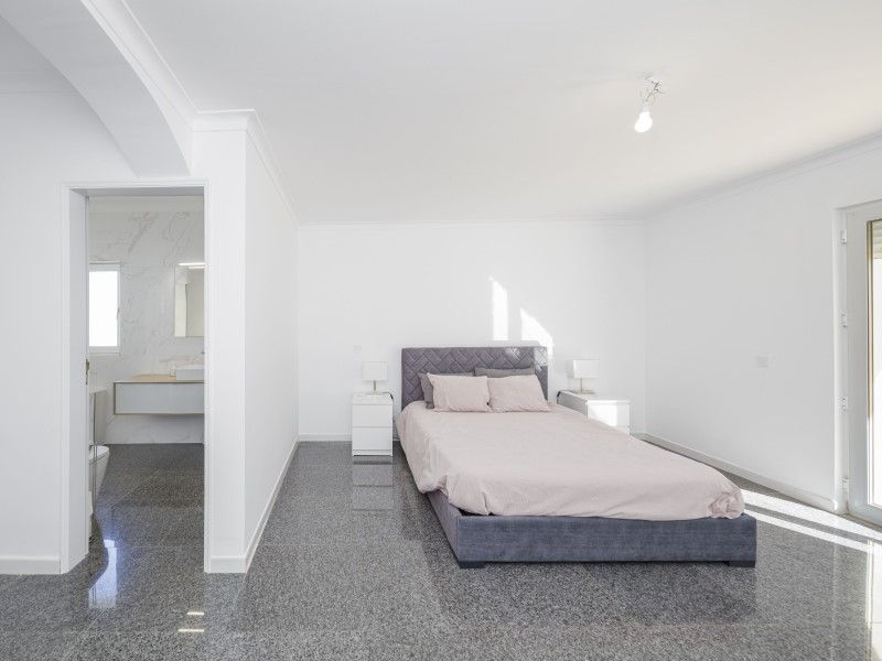 house 10 Rooms for sale on Lagoa (8400)