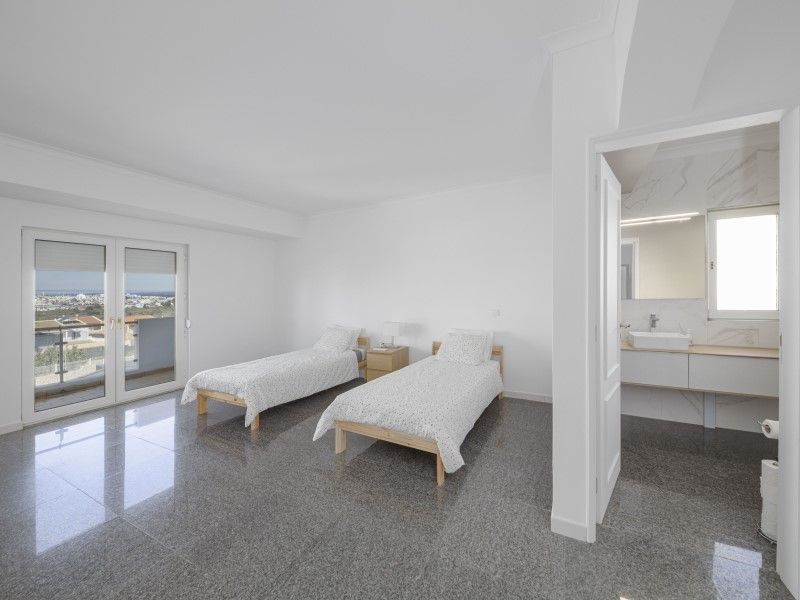 house 10 Rooms for sale on Lagoa (8400)