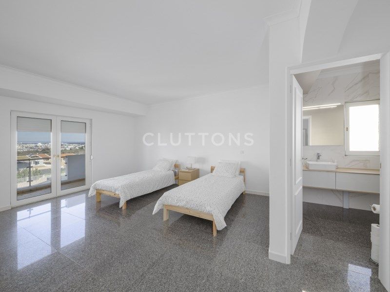 house 10 Rooms for sale on Lagoa (8400)