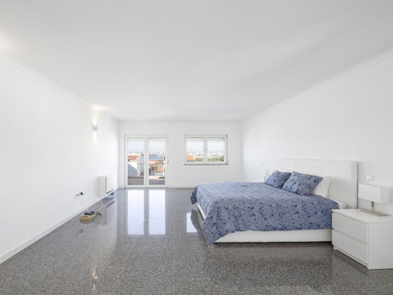 house 10 Rooms for sale on Lagoa (8400)