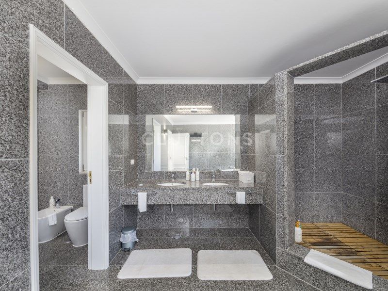 house 10 Rooms for sale on Lagoa (8400)