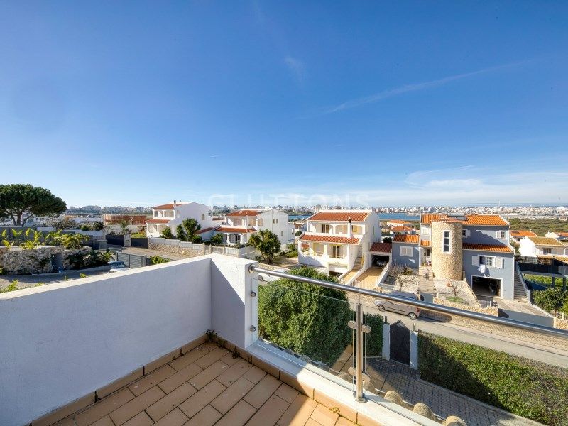 house 10 Rooms for sale on Lagoa (8400)