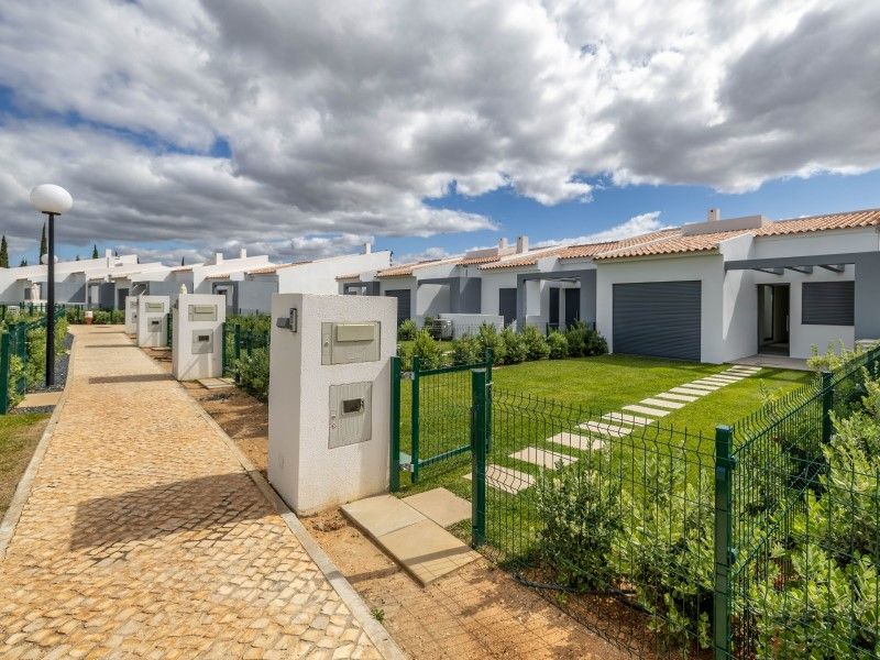 house 7 Rooms for sale on Loulé (8125)