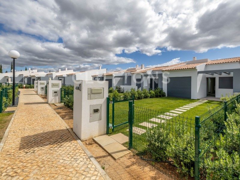 house 7 Rooms for sale on Loulé (8125)