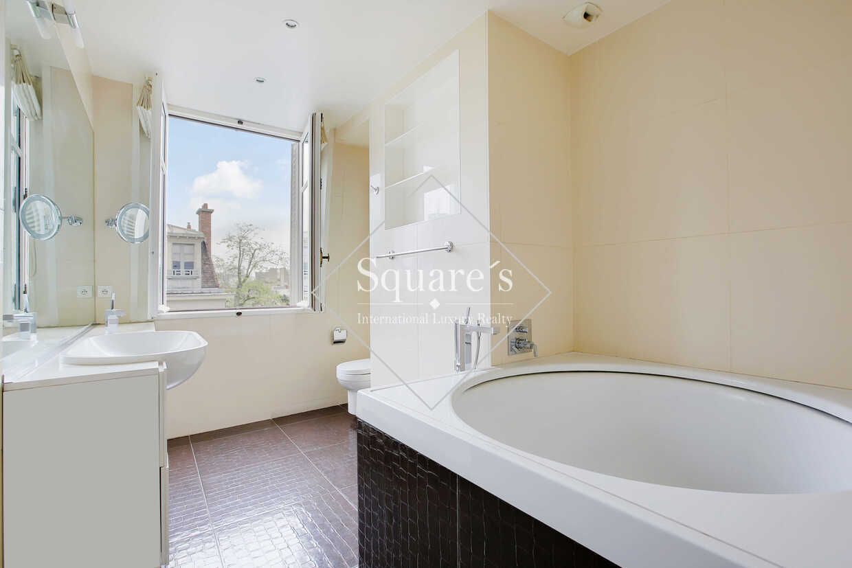 house 12 Rooms for sale on Neuilly-sur-Seine (92200)