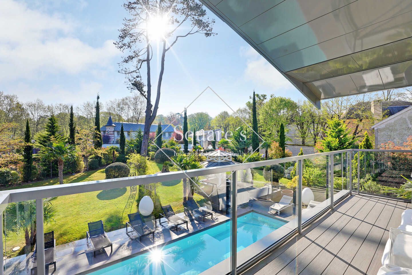 house 6 Rooms for sale on Rueil Malmaison (92500) Sale House Rueil-Malmaison 6 Rooms 397 m²
