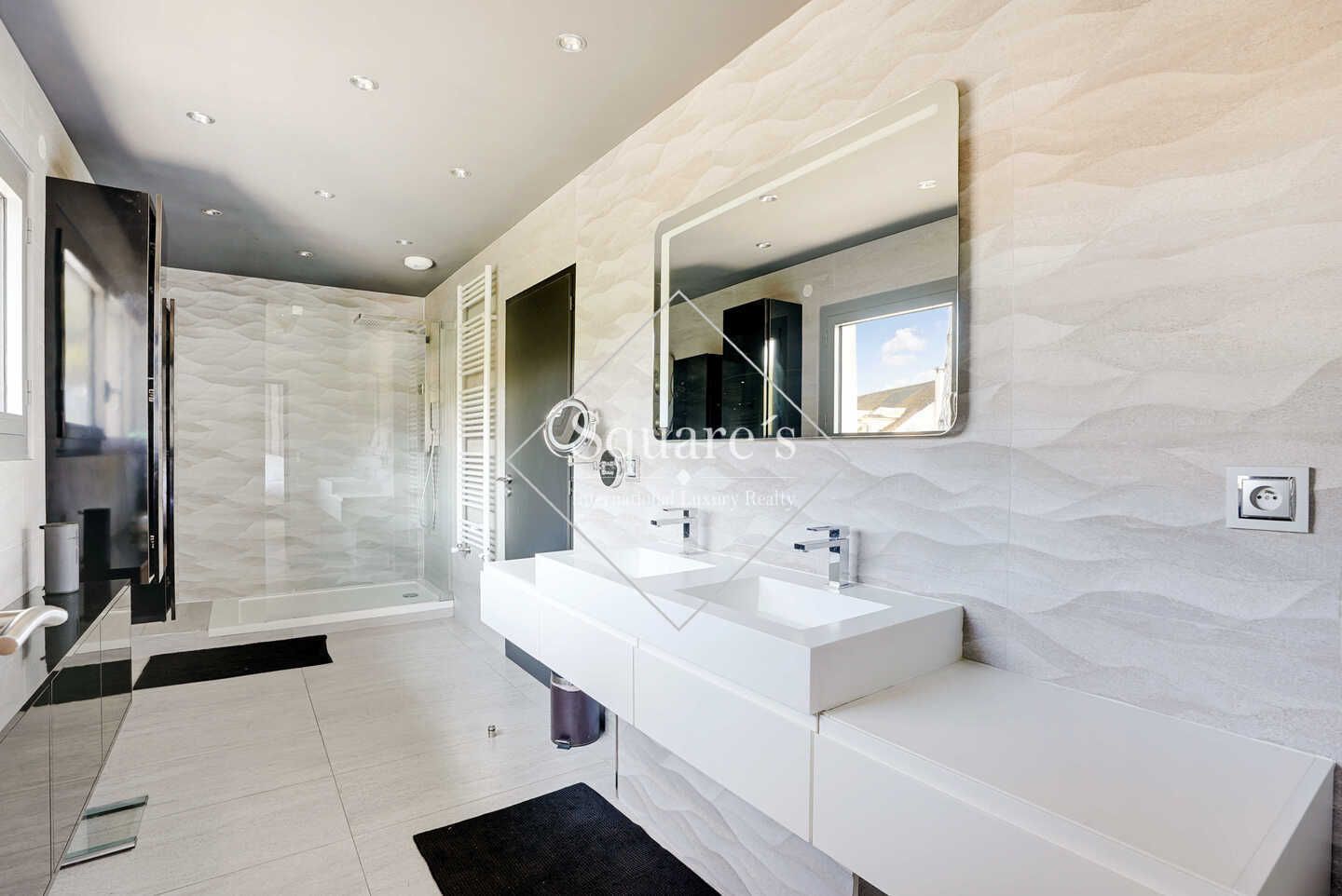 house 6 Rooms for sale on Rueil  Malmaison (92500)