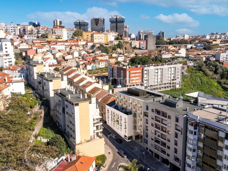 apartment 7 Rooms for sale on Lisboa (1070)