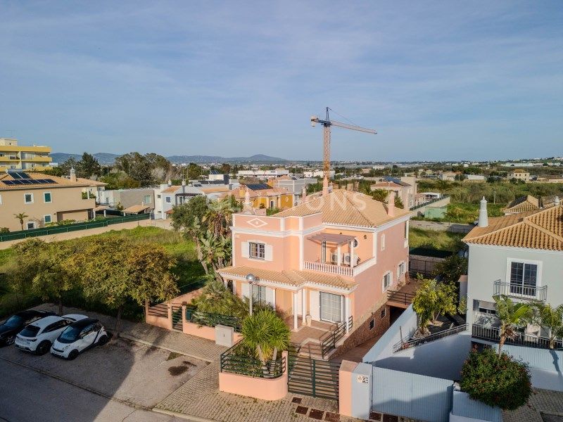 house 9 Rooms for sale on Faro (8005)