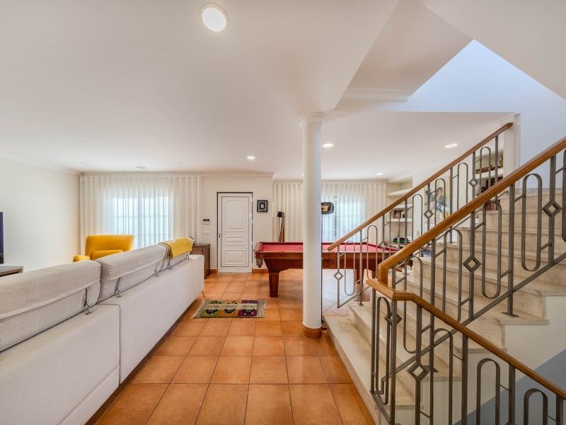 house 9 Rooms for sale on Faro (8005)