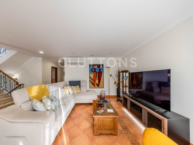 house 9 Rooms for sale on Faro (8005)