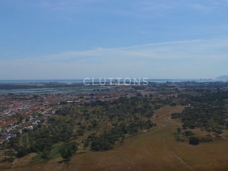 land 2 Rooms for sale on Setúbal (2910)