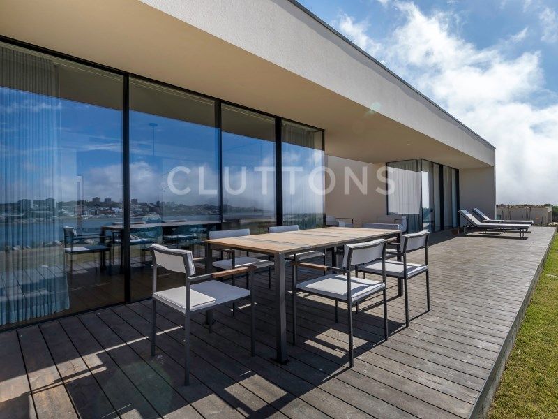 house 8 Rooms for sale on Vila Nova de Gaia (4400)