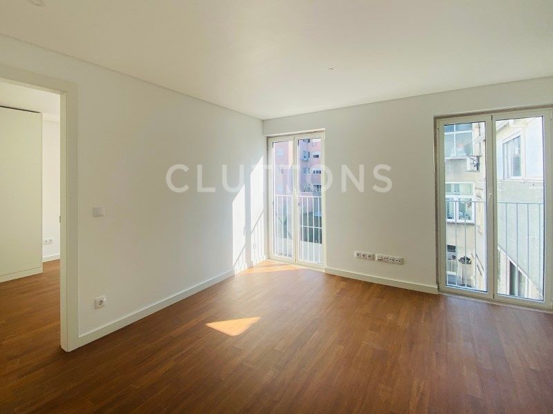 apartment 8 Rooms for sale on Lisboa (1170)