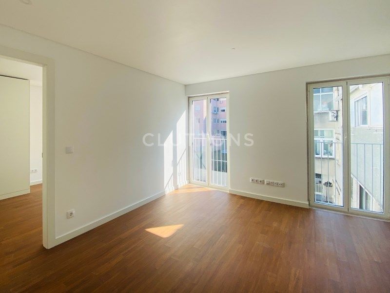 apartment 8 Rooms for sale on Lisboa (1170)