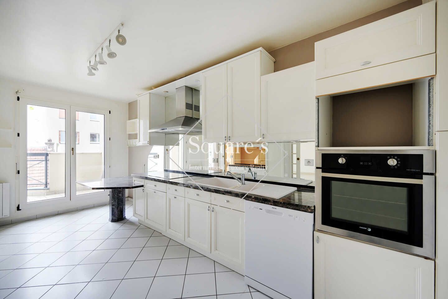 Sale Apartment La Garenne-Colombes 7 Rooms 200 m²