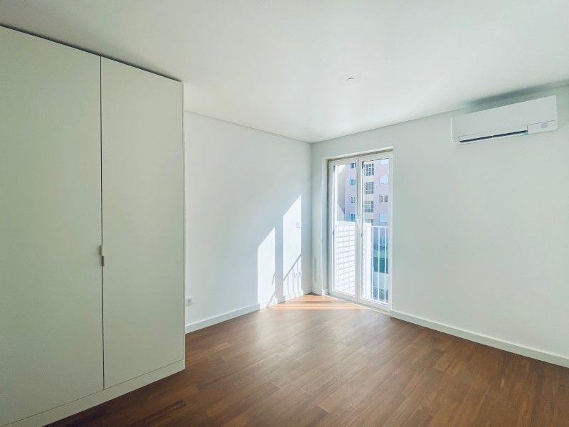 apartment 5 Rooms for sale on Lisboa (1170)