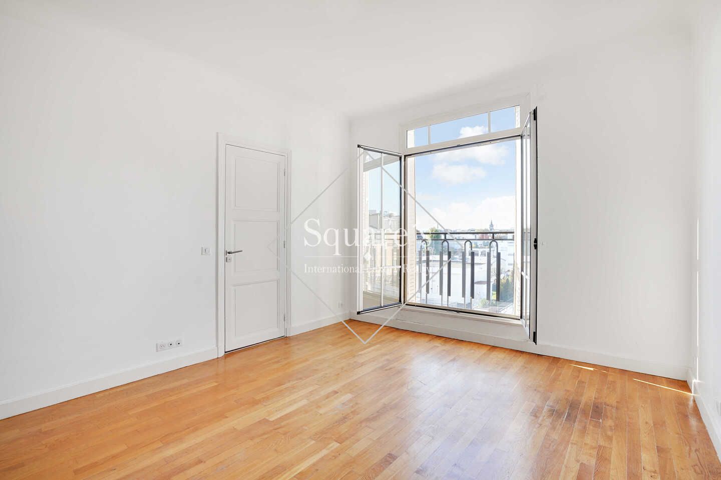 apartment 5 Rooms for sale on Neuilly-sur-Seine (92200) Sale Apartment Neuilly-sur-Seine 5 Rooms 136 m²