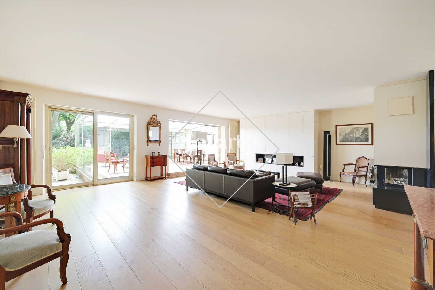 Sale Apartment Neuilly-sur-Seine 8 Rooms 299 m²