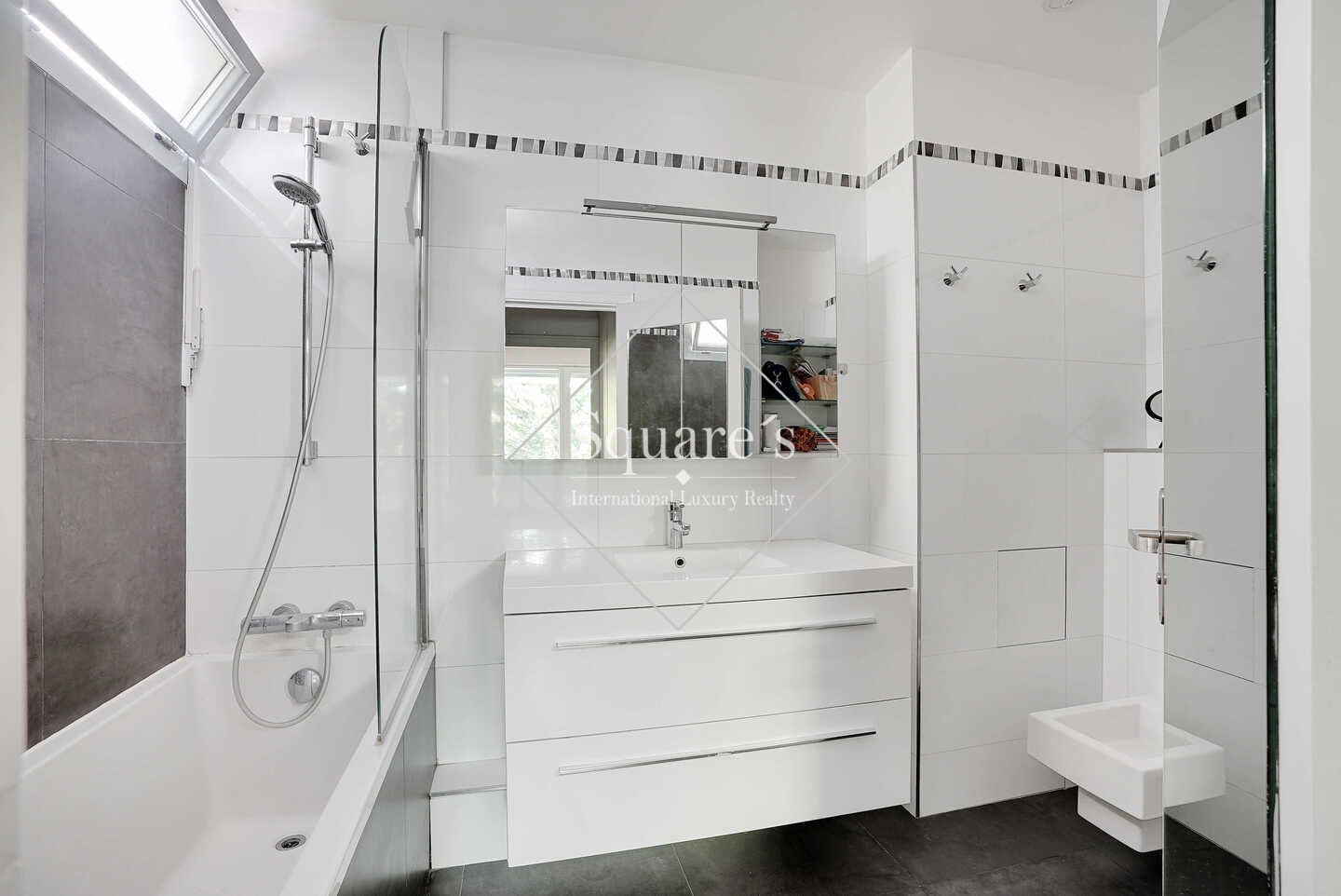 apartment 5 Rooms for sale on Neuilly-sur-Seine (92200)