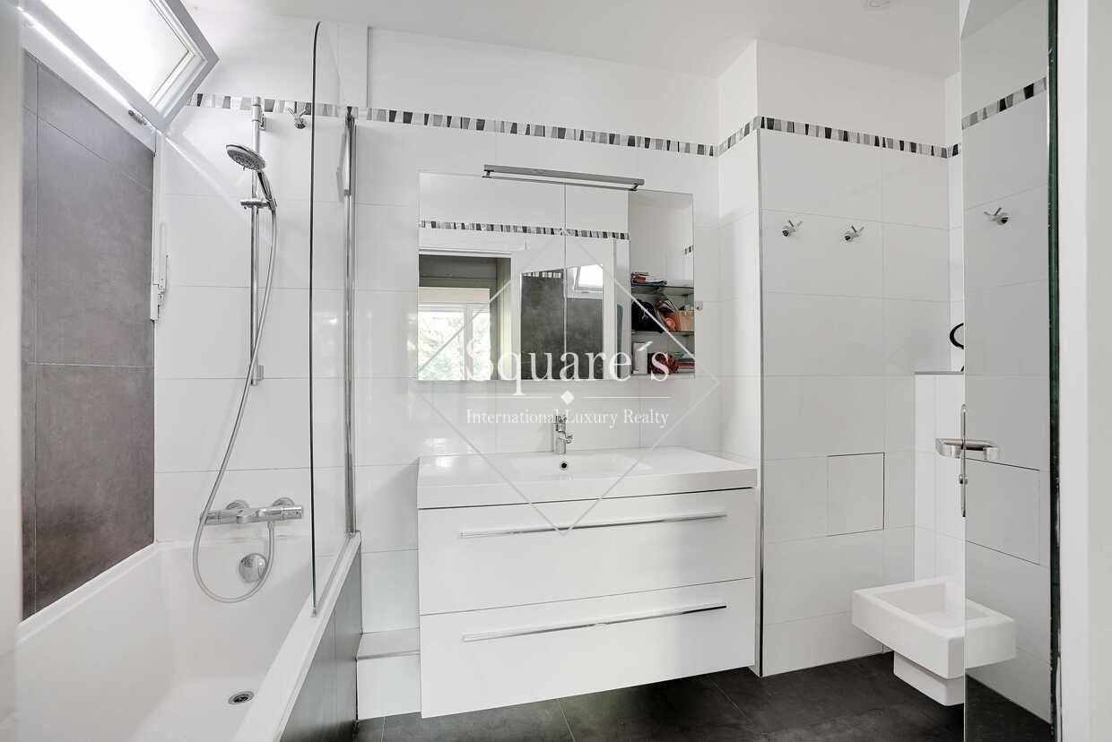 apartment 5 Rooms for sale on Neuilly-sur-Seine (92200)