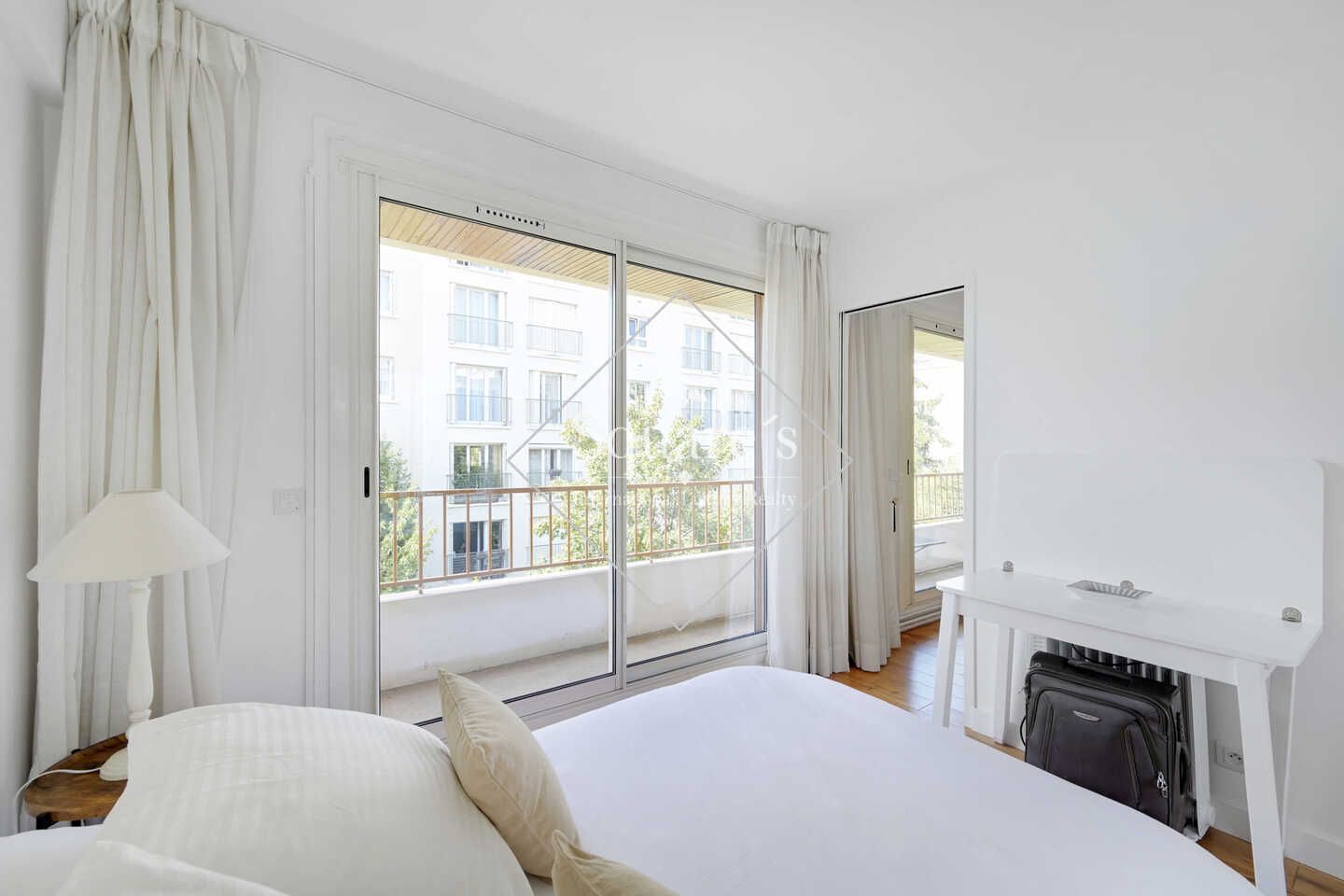 apartment 3 Rooms for sale on Courbevoie (92400)