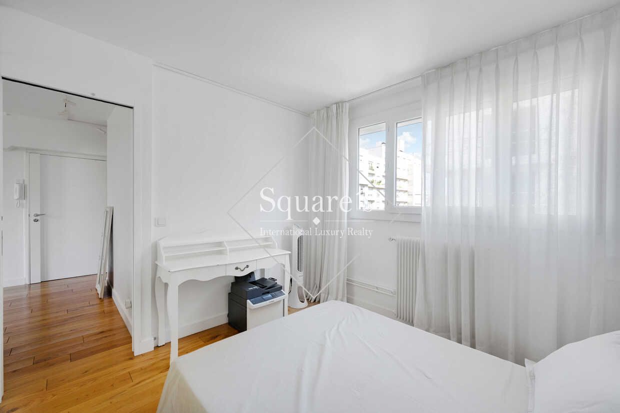 apartment 3 Rooms for sale on Courbevoie (92400)