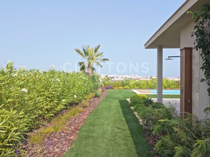 house 10 Rooms for sale on Faro (8005)