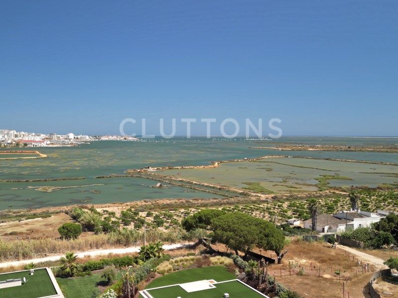 house 10 Rooms for sale on Faro (8005)