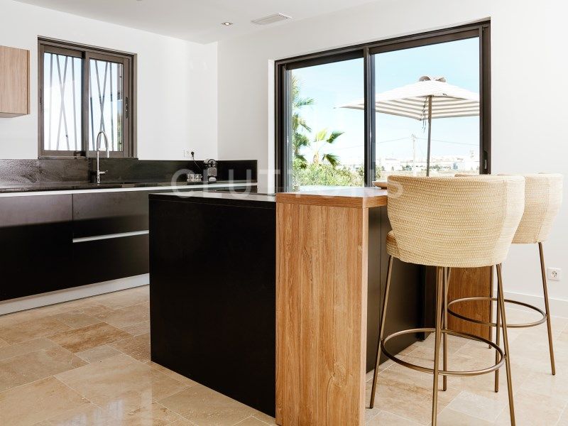 house 10 Rooms for sale on Faro (8005)