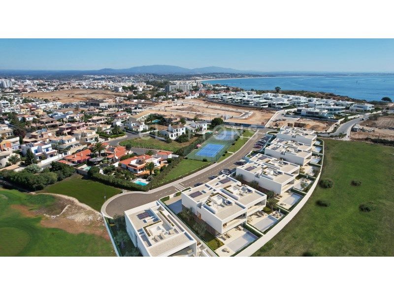 house 9 Rooms for sale on Lagos (8600)