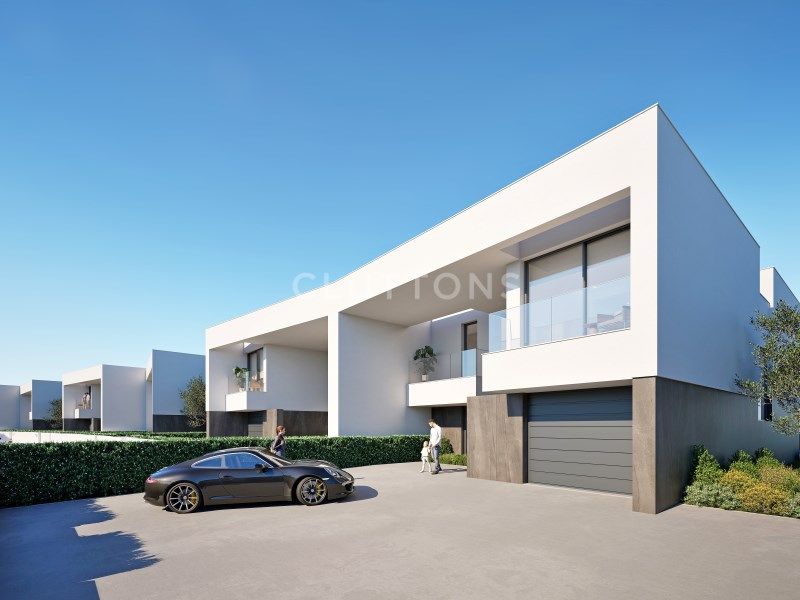 house 9 Rooms for sale on Lagos (8600)
