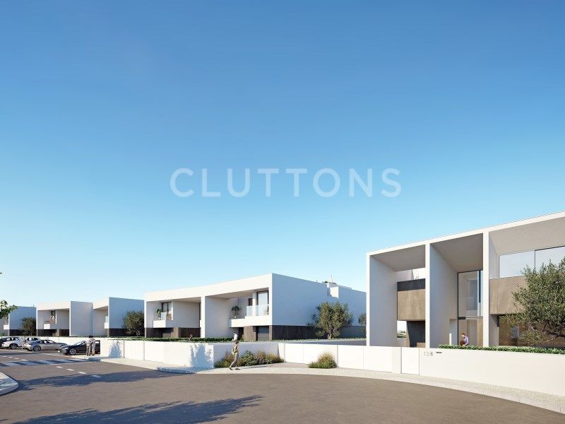 house 9 Rooms for sale on Lagos (8600)