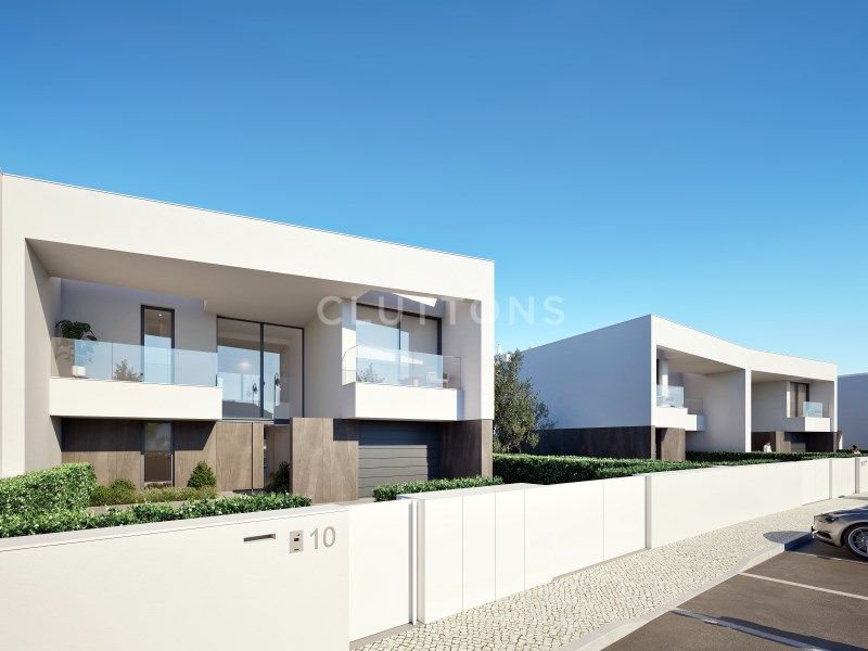 house 9 Rooms for sale on Lagos (8600)